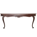 Console antigo em madeira nobre no estilo Luís XV Tampo retangular apoiado em 2 pernas curvas. Saia com entalhes de florões e ramos. 93 x 228 x 31 cm.