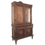 Grande buffet antigo estilo renascentista em madeira entalhada. Apresenta portas com vidros bisotados na parte superior e entalhes em relevo com motivos de caça, frutas ou elementos florais. Prateleiras internas. 250 x 138 x 59 cm. Este lote encontra-se no bairro de Vila Romana, no primeiro andar da casa. Separa em 2 partes e deverá ser retirado no local com agendamento prévio e antecedência, no nosso escritório do leilão. Telefone 11.3064.1228