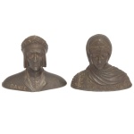 Par de pequenas esculturas em petit bronze retratando uma delas busto do poeta italiano Dante Alighieri. Possivelmente um souvenir do "Grand Tour" do século XIX. 10 x 11 x 5 cm.