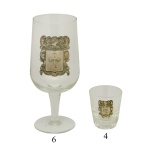 Conjunto de 10 copos  transparente com um brasão de armas irlandês. Constando de 6 taças para vinho e 4 copos para aperitivo.