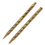 Conjunto de 1 caneta esferográfica e 1 lapiseira com um design torcido dourado. Apresentam um acabamento metálico brilhante e uma estrutura espiralada.