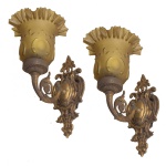 Par de arandelas em bronze patinado com cúpulas de vidro estilo tulipa, na cor âmbar.