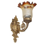 Arandela de parede clássica estilo colonial, com corpo em bronze dourado e cúpula de vidro âmbar em formato de tulipa.