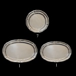 MEXICO  Prata 925 mls. Prateiro José Torres - Remanescente de uma baixela em prata de lei, mexicana Sterling, repuxada e cinzelada, com bordas onduladas, interrompidas por pequenas pregas. Contrastes da prata Sterling 925 mls, marcas do prateiro José Torres e da procedência. Constando de 2 travessas ovais (47 x 32 cm / 44 x 30 cm) e 7 sous-plats circulares (28 cm). Peso total aprox. 3k950 gramas.