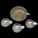 Conjunto composto por 4 cinzeiros, sendo 3 deles em prata de lei. 6 x 5 cm. Peso aprox. 43 gramas. E um em metal prateado.10 cm. Apresenta desgastes.