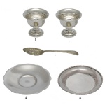 Lote constando de 13 peças em metal prateado de modelos variados, sendo: 2 taças, EPNS, 1 colher para açúcar (15 cm) 4 apoios p/ copos, RIVA (11 cm) e 6 apoios p/ copo. (10 cm)