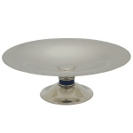 CHRISTOFLE  fruteira ou centro de mesa em metal prateado francês, da Maison Christofle. Apresenta um prato circular liso e polido apoiado sobre uma haste canelada com acabamento em detalhe em azul cobalto. Ideal para servir doces, bolos ou como uma sofisticada peça decorativa de centro de mesa. 11 x 35 cm.