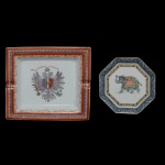 Lote constando de 2 peças em porcelana, sendo: A) Cinzeiro quadrado de porcelana decorativa, que traz uma reprodução heráldica inspirada na porcelana chinesa de exportação. No verso a inscrição: The Windham Collection. 3 x 9 x 7 cm. B) WEDGWOOD, England. Modelo Blue Elephant - Covilhete octogonal em porcelana inglesa. Marca da manufatura no verso. 13 x 13 cm.