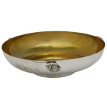 Saladeira feita de aço inoxidável prateado com detalhes em dourado no interior e detalhes em formato de concha.  Marcas de uso e sinais do tempo. 9 x 31 cm.