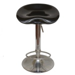 Banqueta alta giratória de bar com assento preto modelo "tulipa" e estrutura cromada. 67 x 44 x 40 cm.