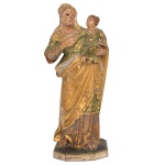 Imagem em madeira policromada e dourada de SantAna com a Menina Maria recolhida em seu braço. Apresentam-se com ricas vestes bordadas a ouro, finamente pregueadas. Base chanfrada. Séc. XIX. Pequena perda na borda da base. 18 x 8 x 6 cm.