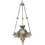 Lampadário em metal prateado, repuxado e cinzelado, do tipo Sabará. Apresenta ornamentação com frisos lisos, faixa ondulada à meia altura e bustos de anjos alados segurando legendas. Bojo cônico, encimado por parte superior retraída em corneta e realçada por varandas vazadas. Alças laterais largas com volutas e figuras, sustentando correntes reunidas ao topo por canopla no formato de sino. 110 x 52 x 63 cm. Desgastes normais do uso e do tempo.