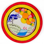Coleção Bizarre by Clarice Cliff - Prato de cerâmica inglesa, policromada com decoração predominando a cor amarela com balões coloridos. 19 cm. Peça decorativa. Nasceu na Inglaterra em 1899 e começou a trabalhar aos 13 anos. Famosa por sua linha de cerâmicas Bizarre Ware que introduziu temas modernistas, cubistas, lúdicos e ousados no mundo conservador da cerâmica e dos utensílios de mesa britânicos. Passou por muitos obstáculos para se tornar a mais celebrada designer de cerâmica Art Deco.