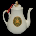 Bule para café em porcelana Cia das Índias pertencente ao serviço de uso diário do Consulado do Brasil em Hamburgo durante o segundo Reinado. Adquirido da coleção Dr. Armando de Arruda Camargo. Decorado com Brasão de Armas. 20 x 19 cm.