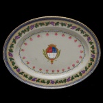 Travessa em porcelana Cia das Índias pertencente ao serviço de Manuel Paes de Sande e Castro  Governador e Capitão General de São Paulo. Período Jiaqing, circa 1815. 31 x 24 cm.