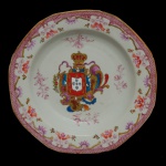 Prato fundo de porcelana chinesa Cia das Índias. Séc XVIII. Decoração com brasão e borda rosada. Pequeno bicado na borda. 22 cm.