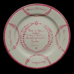 Prato de porcelana possivelmente francesa. Séx XIX. Alguns exemplares apresentam marca não identificada. O chamado Prato do Versinho integraria o serviço ofertado a D. Pedro I por um grupo de patriotas por ocasião da Independência. Trata-se na verdade, de outro conjunto de exemplares de propaganda política. Na borda, cercado por folhas de louro, os dizeres Vivam os Fluminenses, Vivam os Paulistas, Vivam os Mineiros, Vivam os Brasileiros. Pertencia a coleção do Dr Portugal, Coleção Terezinha e Julia Pinotti. 23 cm.