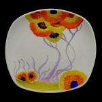 Coleção Bizarre by Clarice Cliff  Prato quadrado de cerâmica inglesa policromada com decoração com girassóis. 19 x 19 cm.
