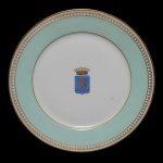 Prato raso de porcelana pertencente ao serviço do Barão do Rio Branco. Marca da manufatura E. Bourgeois, Paris. 24 cm.