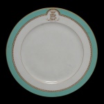 Prato raso de porcelana pertencente ao Serviço do Visconde de Rio Branco  José Maria da Silva Paranhos (1819-1880). Decorado com fita com a data de 28 de Setembro de 1971. Serviço comemorativo da Lei do Ventre Livre. 23 cm.