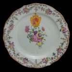 5 Marquês de Marialva - Prato em porcelana chinesa Cia das Índias pertencente ao serviço do Quinto Marquês de Marialva (Dom Diogo José Vito de Menezes Marialva Coutinho)  Estribeiro Mor da Rainha D. Maria I. VER DESCRIÇÃO NO FUNDO DO PRATO. 22 cm.