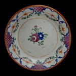Prato raso em porcelana Cia das Índias. Séc XVIII. Pertencente ao serviço ... VER DESCRIÇÃO NO FUNDO DO PRATO. 22 cm. Bicados na borda.