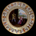 Prato raso de porcelana francesa ostentando ao centro figuras e montanha ao fundo. Serviço conhecido como serviço da Imperatriz Amélia, atribuídos a época de seu casamento com D. Pedro I. 23 cm.