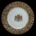 Barão de Miranda  Prato raso em porcelana francesa Limoges pertencente ao serviço do Barão de Mirando (Julio de Miranda e Silva, 1839  1901). VER DESCRIÇÃO NO FUNDO DO PRATO. 24 cm.