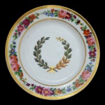 Prato raso em porcelana francesa pertencente ao serviço da Ilustríssima Câmara. Reinado de D. Pedro II. 23 cm.
