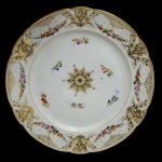 Cassino Fluminense - Prato em porcelana francesa Sevres pertencente ao serviço do cassino Fluminense e de uso exclusivo do Imperado D. Pedro II e a família Imperial Brasileira quando frequentava a casa. SSMMII eram frequentadores assíduos do cassino. Exemplares do mesmo serviço fazem parte das coleções de louças histórias dos museus Imperial de Petrópolis e Histórico Nacional. Pertenceu a coleção Oscas Sellos. 24 cm.