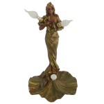 E. VILLANIS (1858-1914) Esc. Francesa  Luminária de mesa para 3 luzes, em pewter patinado em 2 cores. Apresenta estatueta feminina com vestido longo, drapeado e esparramado sobre base ondulada. Assinada. 60 x 32 cm.