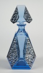 Licoreiro `Art Deco` de cristal em tom de azul, e lapidação fosca com representação de frutas e folhagens. 24,5 cm.