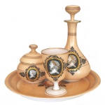 França. Séc. XX - Conjunto de "Verre d'eau" com porta bombons e bandeja circular em opalina de cor alaranjada clara, realçados por frisos dourados. Apresentam perfis de personagens da antiguidade greco-romana em medalhões, realçados por molduras, volutas e filetes em preto. Constando de 4 peças, sendo: salva circular (30 cm), cálice com pé circular (12 cm), garrafa piriforme com tampa (25 cm) e pote (13 cm).