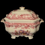 COPELAND SPODE, England - Sopeira em porcelana inglesa policromada. Formato retangular com bordas recortadas apresentando decoração floral na cor rosa sobre fundo branco. Sob a base marcas da manufatura. 24 x 33 x 22 cm.
