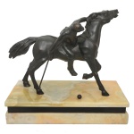 The Polo Player  Escultura em bronze. Base retangular com acabamento claro e friso escuro centralizado. 41 x 46 x 24 cm (MT). 33 x 42 cm (escultura).