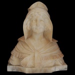 Escultura em mármore bege, representando busto de jovem mulher com trajes europeus do séc. XIX. Exibe chapéu com abas caídas sobre o xale nos ombros. Base recortada à frente. 48 x 46 cm.