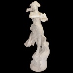 Escultura em mármore de Carrara retratando Euterpe, a musa da música na mitologia grega, tocando uma lira, uma das 9 filhas de Zeus e símbolo da harmonia musical .A figura feminina é retratada com vestes fluidas em movimento dinâmico. Base circular. 110 x 38 cm.