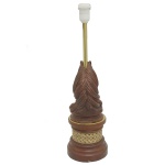Luminária de mesa com base em formato de peça de xadrez (cavalo). O corpo da luminária reproduz fielmente os detalhes entalhados de um cavalo de xadrez clássico, confeccionado com acabamento imitando madeira escura. 35 x 15 cm (escultura). 52 cm (MT).