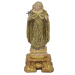 Santa Rita de Cássia. Belíssima imagem em cerâmica ricamente policromada e dourada sobre uma base ornamental detalhada. 34 x 10 x 13 cm (MT). 28 x 9 x 5 cm (imagem).