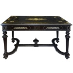 Mesa de centro clássica, com forte inspiração no estilo Dom João V ou no mobiliário ebanizado do século XIX. Apresenta pernas curvadas em formato de volutas (pés de cabriolé). As pernas são unidas por uma travessa em formato de "H" com um elemento decorativo central torneado. Tampo retangular com bordas molduradas e trabalho ornamental no centro, possivelmente marchetaria ou incrustação. 72 x 124 x 75 cm.