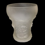 JOSEF INWALD BAROLAC  Década 30. Vaso em cristal acetinado, de formato cônico, moldado e ornado em alto relevo por composições florais. Bojo realçado com pequenos sulcos verticais, rematado por borda levemente revirada. Base circular lisa e retraída. 20 x 17 cm. 20 x 17 cm.