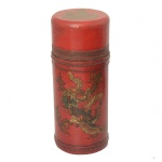 Conjunto chinês de varetas da sorte com o manual Chinese Fortune Sticks. Constando de hastes longas e retas em bambu, realçadas por escritas e rematadas por pegas recortadas e laqueadas em vermelho. Acompanha caixa circular alta, ornada em policromia por fênix sobre fundo rouge de fer. 19 x 8 cm.