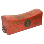 Caixa chinesa com tampo no formato de travesseiro retangular revestida em laca rouge de fer, ornamentada em policromia por ramos floridos e pequenos adornos. Apresenta argolas laterais e frente com grande fecho circular em metal. Parte interna forrada com papel impresso. Pequenos rachados em uma lateral. 12 x 30 x 10 cm.