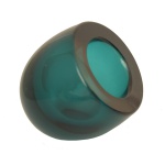 Vaso de vidro artístico de Murano na cor verde azulado de formato arredondado de "bola" com uma abertura circular superior destacada por uma borda escura contrastante, enquanto o corpo exibe uma tonalidade azul-esverdeada ou turquesa. 10 x 12 cm.