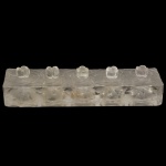 RENE LALIQUE - "La Renommée d'Orsay" . Circa 1922 - Perfumeiro em vidro prensado moldado, apresentando um design retangular com cinco compartimentos decorados com videiras cobertas de espinhos e rolhas em forma de flor. 6 x 22 x 5 cm.