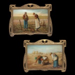 França - Pendant de pinturas em vidro policromado, com representação de reproduções de cenas rurais, como "As Respigadeiras" (The Gleaners) e "O Ângelus" (The Angelus) do pintor Jean-François Millet. Molduras em bronze recortada e vazada com banho de ouro. comuns em decorações de meados do século XX. 13 x 19 cm (MI). 17 x 23 cm (ME).