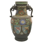 Vaso oriental chines  decorado com esmaltes cloisonné. Apresenta duas alças esculpidas em formato detalhado, semelhantes a figuras mitológicas ou cabeças de animais (como elefantes ou dragões), típicas do design asiático tradicional. 40 x 22 cm.