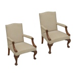 Par de poltronas em madeira nobre, com encostos retos e topos arqueados. Braços apoiados em suportes recurvos, centralizando assentos quadrangulares. Pernas dianteiras curvilíneas, recamadas por folhagens e rematadas por pés de garra e bola. Estofamento em tecido com discreta estampa geométrica marrom sobre fundo bege. 100 x 71 x 63 cm.