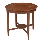Mesa de apoio circular em madeira, Tampo liso apoiado em quatro pernas retas unidas uma plateau inferior. Tampo no estado com manchas.