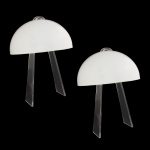 Par de luminárias de mesa com cúpulas semiesféricas de cor branca. Suportes moldados no formato de U, em acrílico transparente com hastes retas. Peças de Design. 50 x 30 cm. 22 x 36 cm (cúpulas).